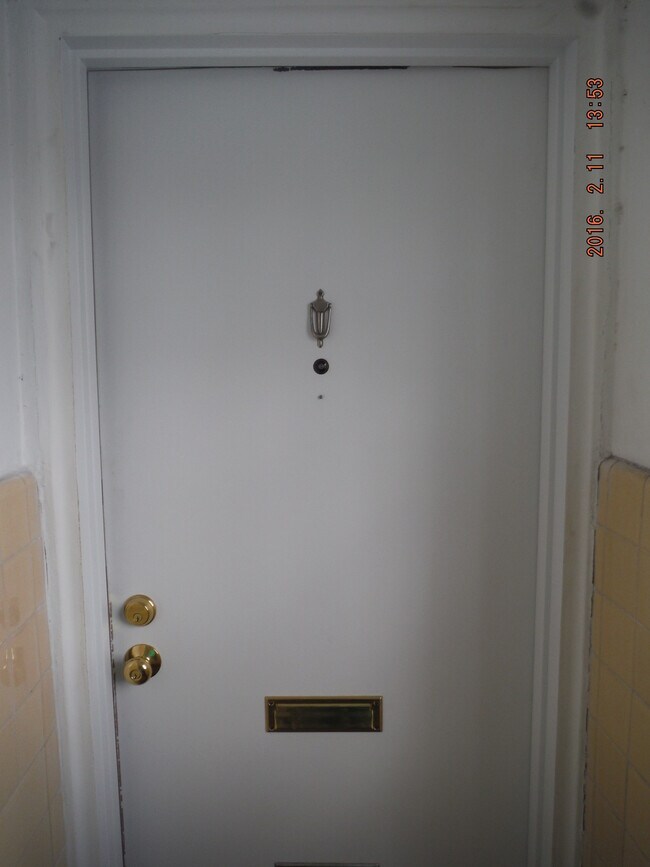 Front door into condo through a vestibule - 200 Maplewood Dr