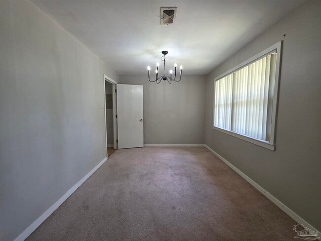 Building Photo - 402 Park Ln E