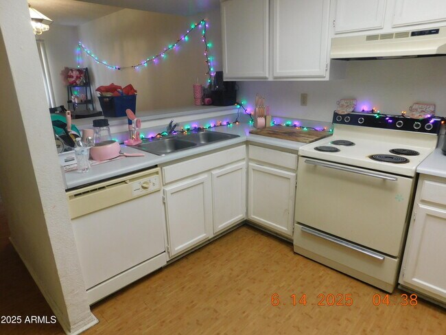 Building Photo - 8119 W Desert Cove Ave