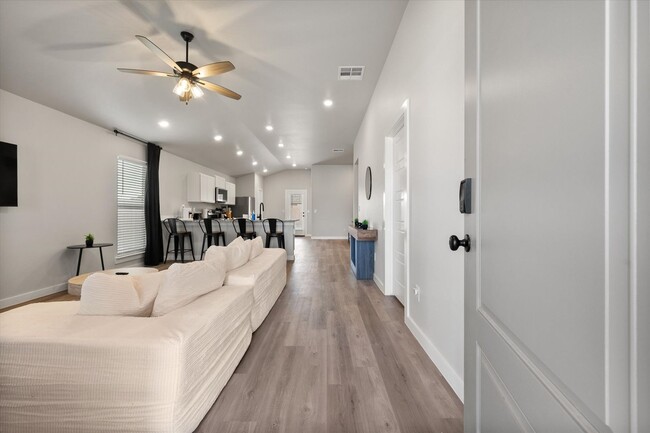 Building Photo - Fully Furnished Mid-Term or Long-Term Options!