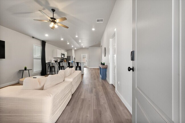 Foto del edificio - Fully Furnished Mid-Term or Long-Term Options!