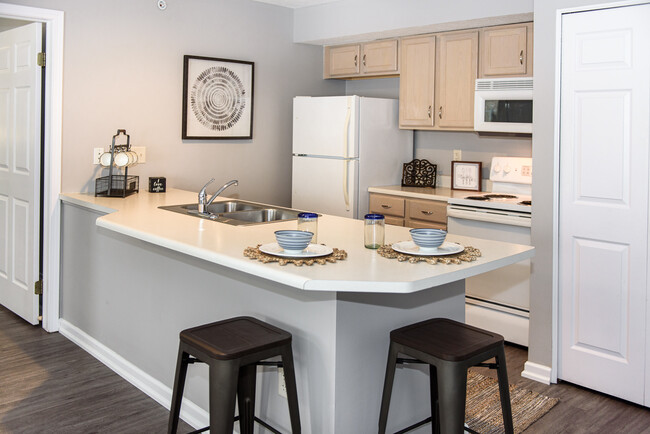 Well-equipped kitchen with breakfast bar - Parklands of Chili Apartments