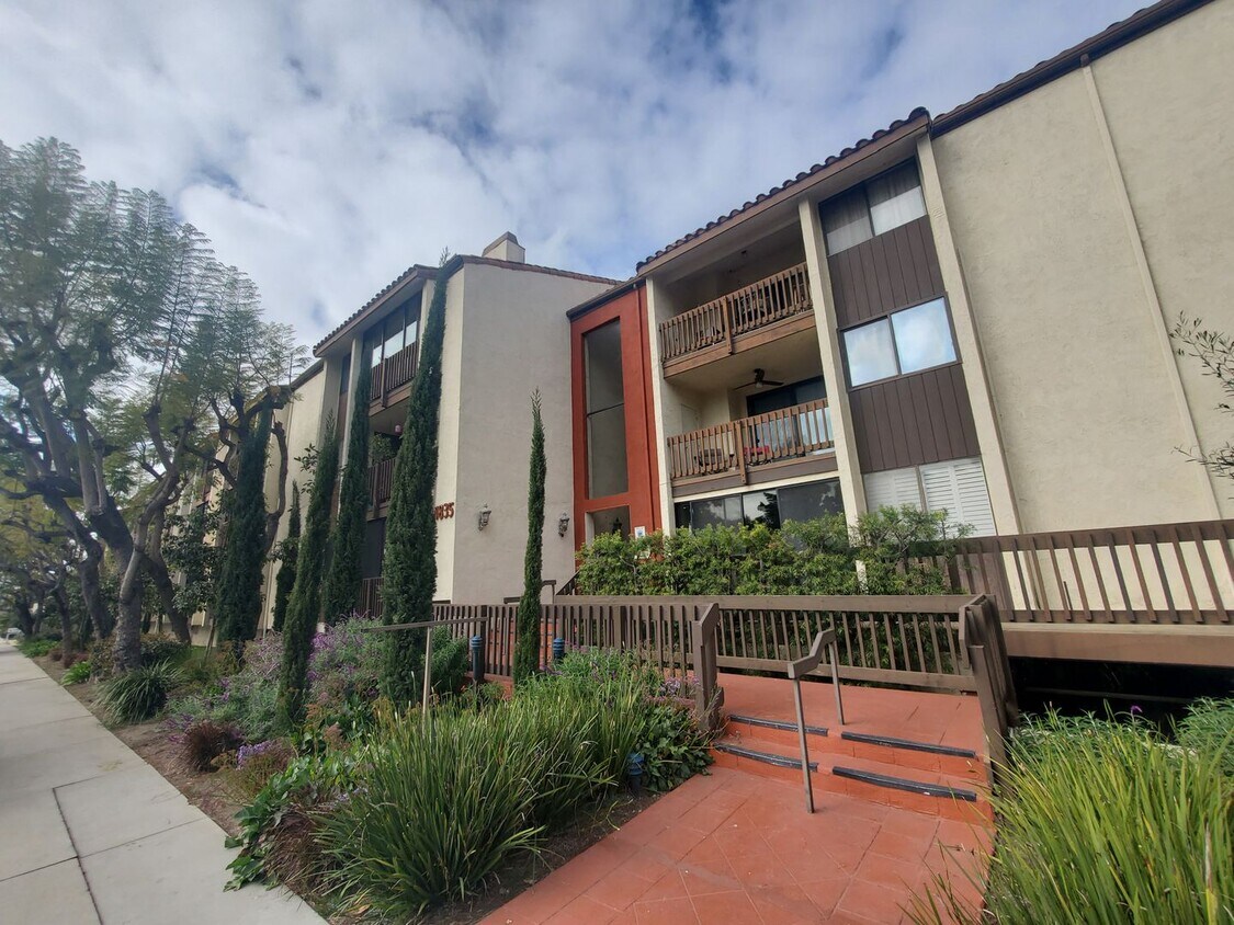 Primary Photo - Charming 2-Bedroom Apartment with City Vie...
