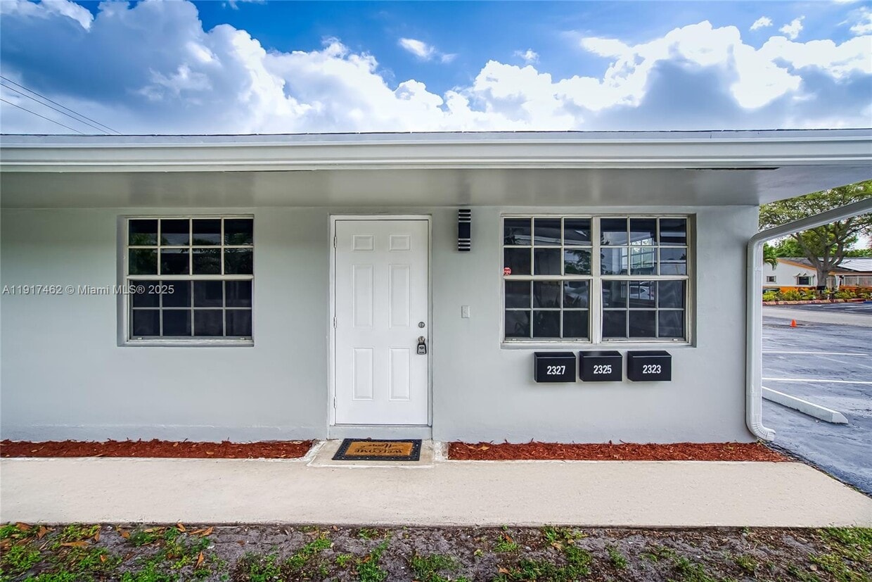 Foto principal - 2323 NW 52nd Ct