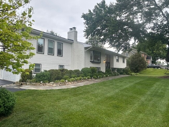 Photo - 805 Golden Arrow St House