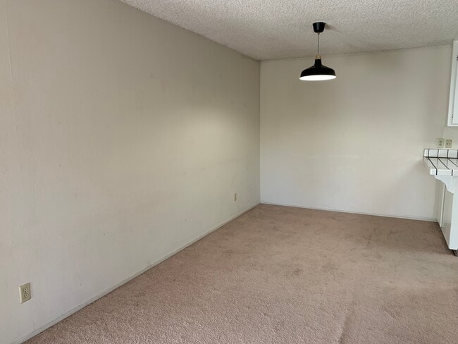 Building Photo - 1750 Halford Ave