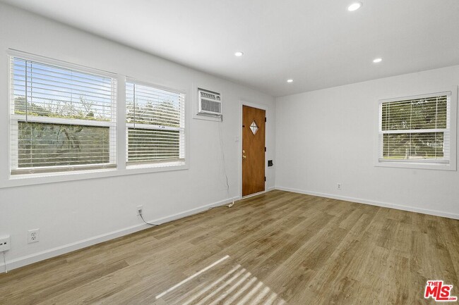 Building Photo - 1326 N Screenland Dr