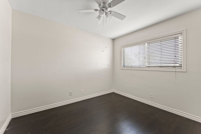 Foto del edificio - 4104 E 7th St