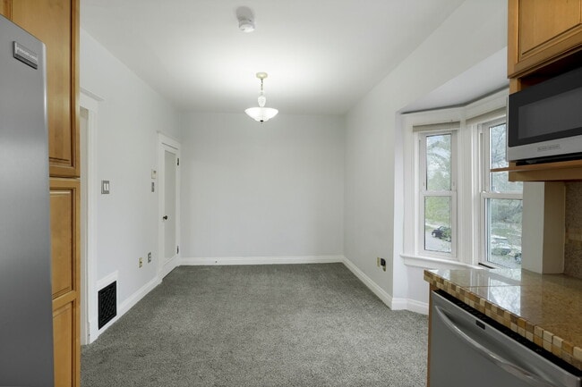 Building Photo - Starter Two Bedroom in Great Neighborhood - Low Deposit