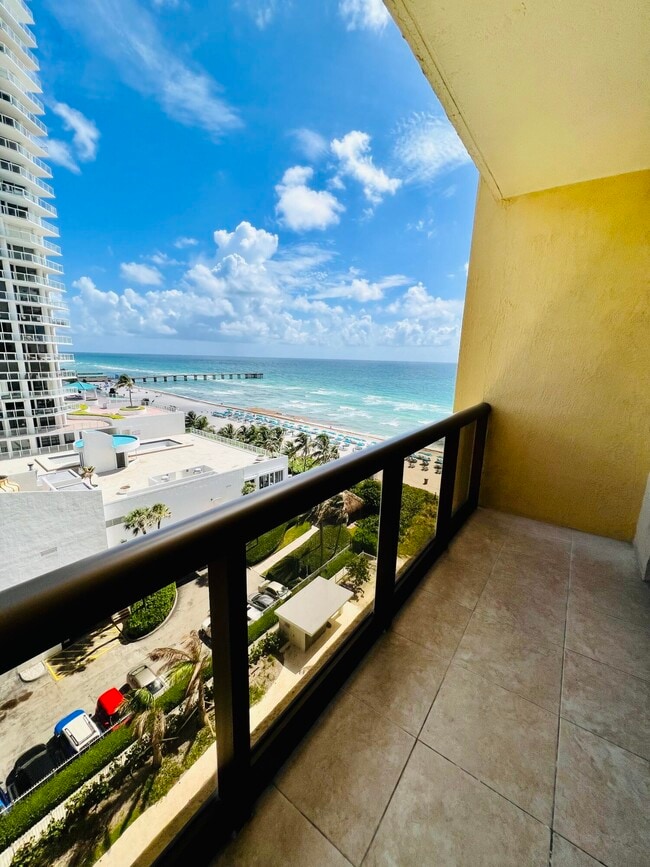 Building Photo - 16275 Collins Ave