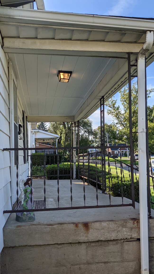 Room for porch furniture - 4028 Arcadia Blvd