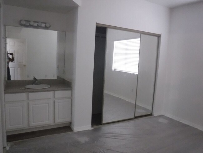 Building Photo - 1415 E Elm St