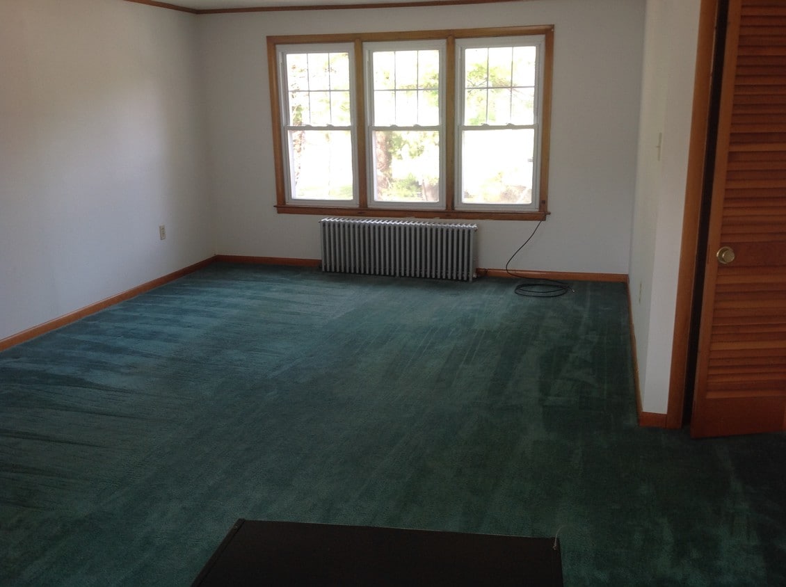 Living room - 85 Pruyn Hill Rd
