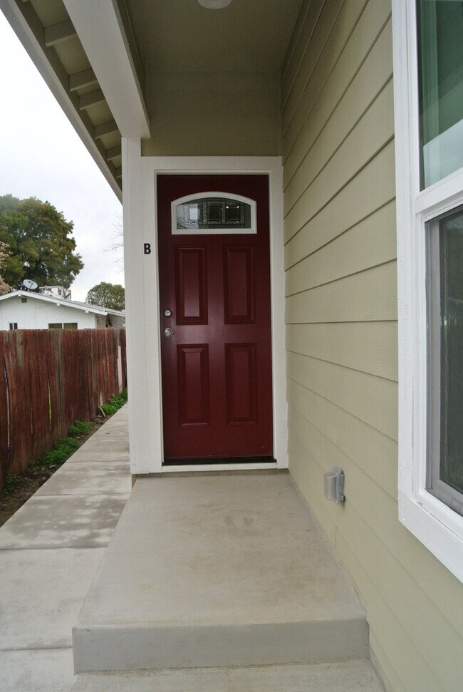 Building Photo - 1 Bedroom, 1 Bathroom Duplex in Downtown P...