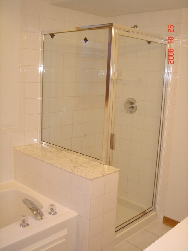 Foto del edificio - Large 3 bed/ 2 bath garden unit Available July 1
