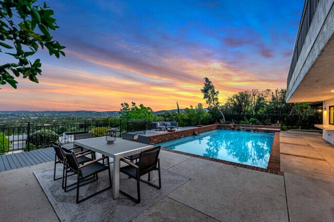 Foto del edificio - 5952 Woodland View Dr