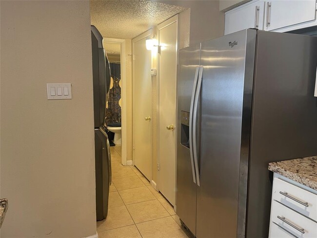Foto del edificio - 12218 Copper Tree Pvt Ln
