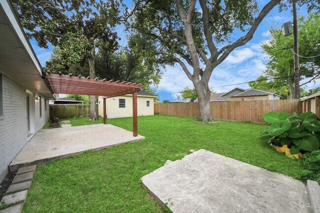 Building Photo - 2405 Pickerton Dr