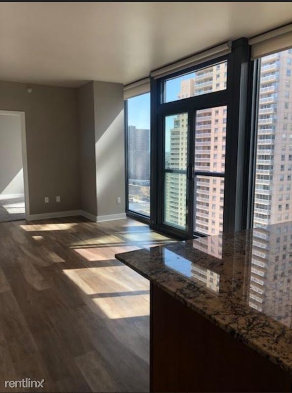 Foto del edificio - 1 br, 1 bath Apartment - 611 N State St