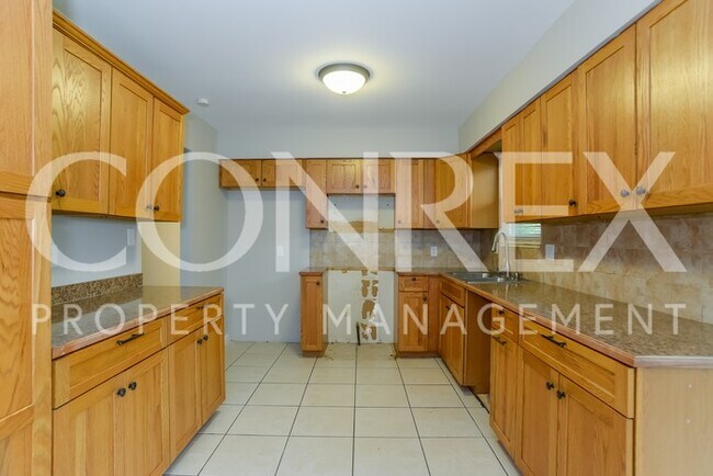 Building Photo - Charming 3 Bedroom with Fenced Backyard in...