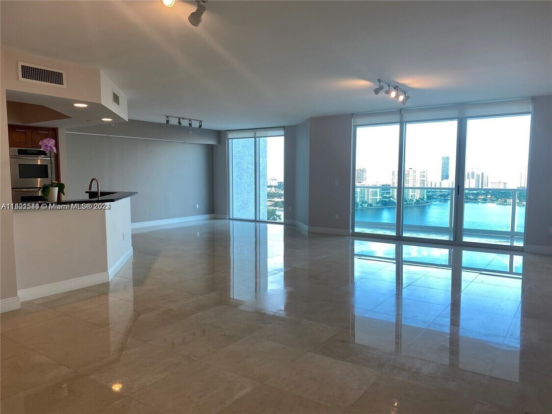 Foto del edificio - 3301 NE 183rd St