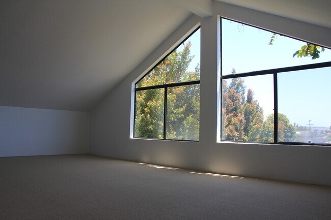 loft area - 4363 Chase Ave