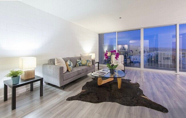 Open floor plan family room - 1 Kelton Ct
