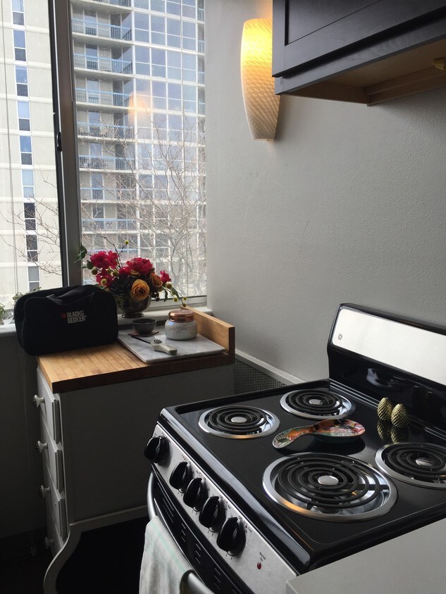 Cocina con vista al lago. - 1671 N Prospect Ave