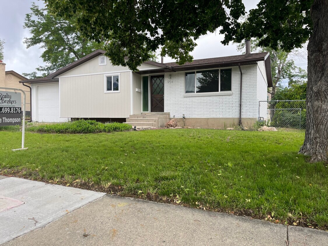 Primary Photo - 954 E Carnation Dr