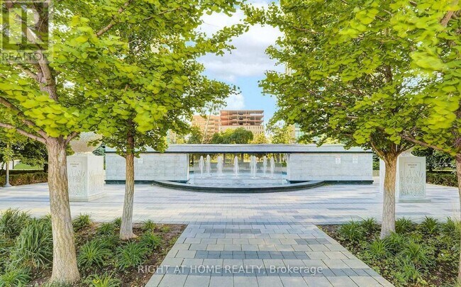 Photo du bâtiment - 215 Sherway Gardens Rd