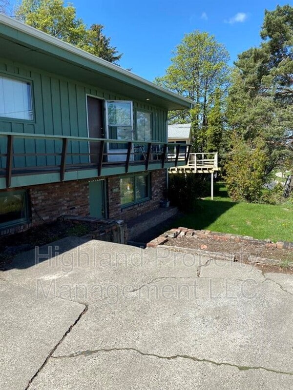 Building Photo - 1933 NE Valley Rd