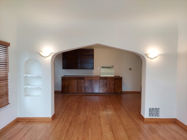 Building Photo - 751 N Edinburgh Ave