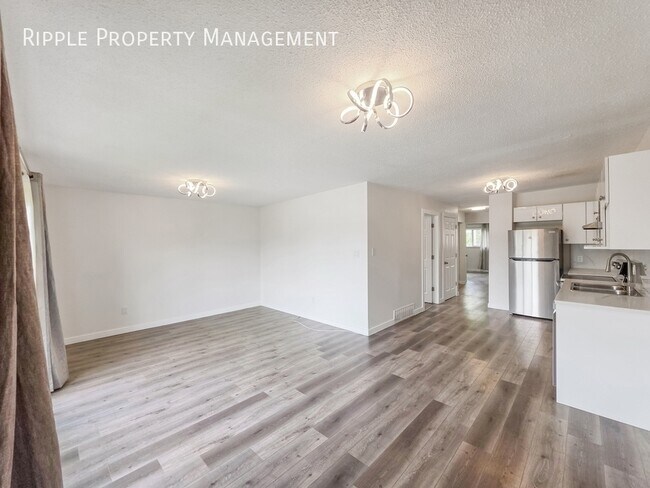 Photo du bâtiment - SPACIOUS 3 BEDS, 1 BATH DUPLEX | BRIGHT & COZY HOME IN CONVENIENT SE CALGARY