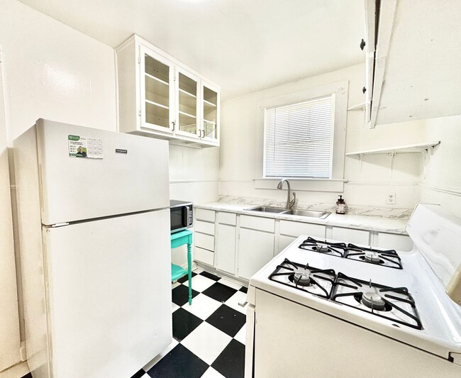 Building Photo - 1 Bedroom Duplex In Capital Heights