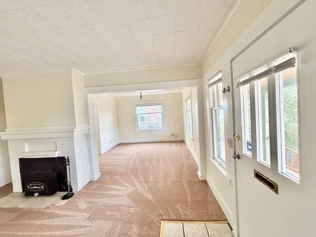 Building Photo - 4457 Woodland Park Ave N