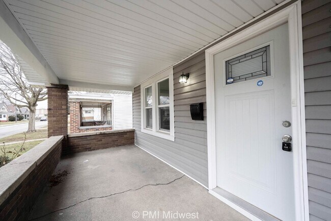 Foto del edificio - Charming 2-Bedroom Home with Fireplace in Indianapolis!