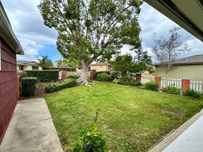 Building Photo - Gorgeous 4 BR / 2 BA La Mesa House at foot...