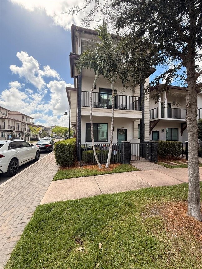 Foto del edificio - 4900 NW 83rd Path