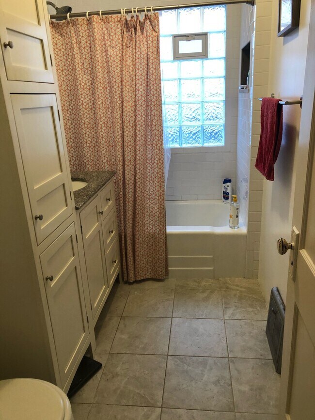 Main Bathroom - 6915 Harvey Ave