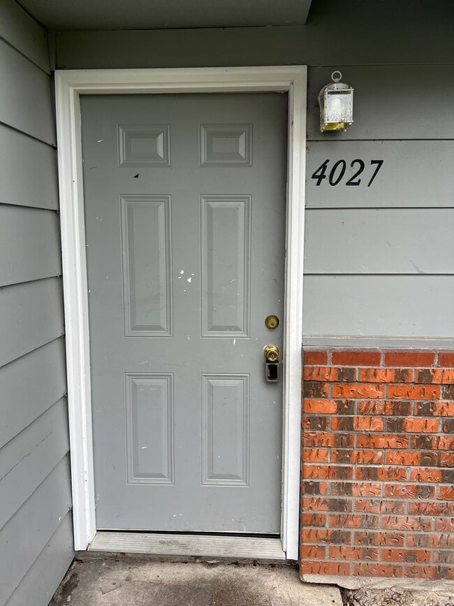 Building Photo - 2 bed 1 1/2 bath duplex in Springfield!