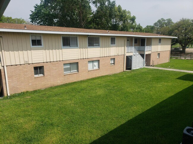 Building Photo - 1604 W Cherry Ave
