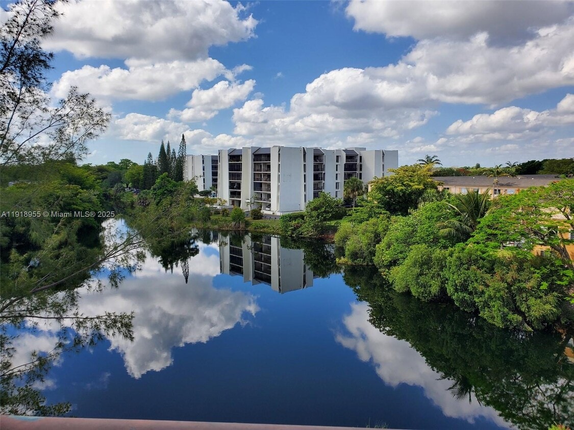 Foto principal - 14250 SW 62nd St