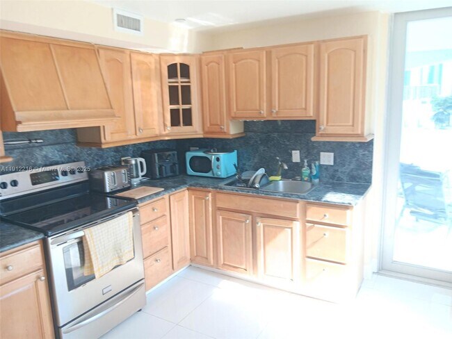 Foto del edificio - 3703 NE 166th St