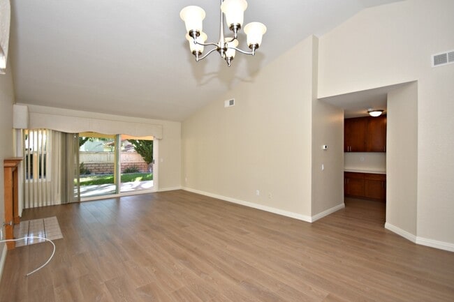 Building Photo - Updated 2Bed, 2Bath Home in Vista!