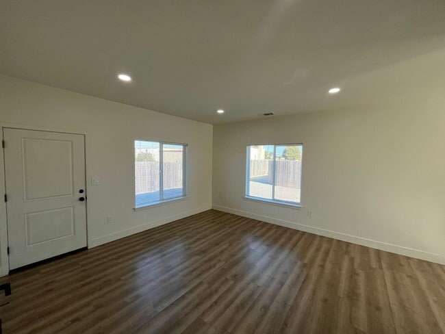 Building Photo - 449 Tognazzini Ave