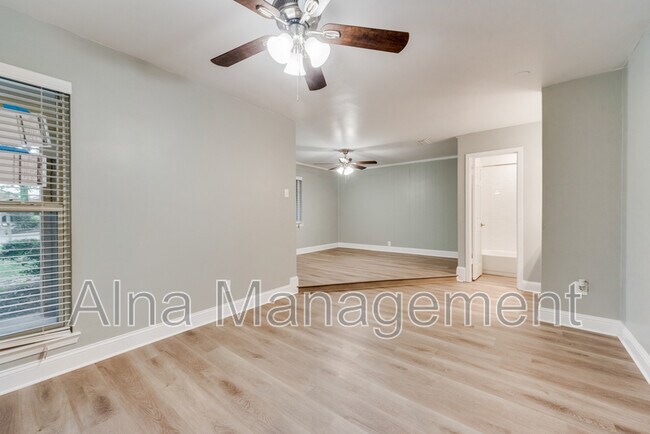 Building Photo - 4 Eastlane Pl