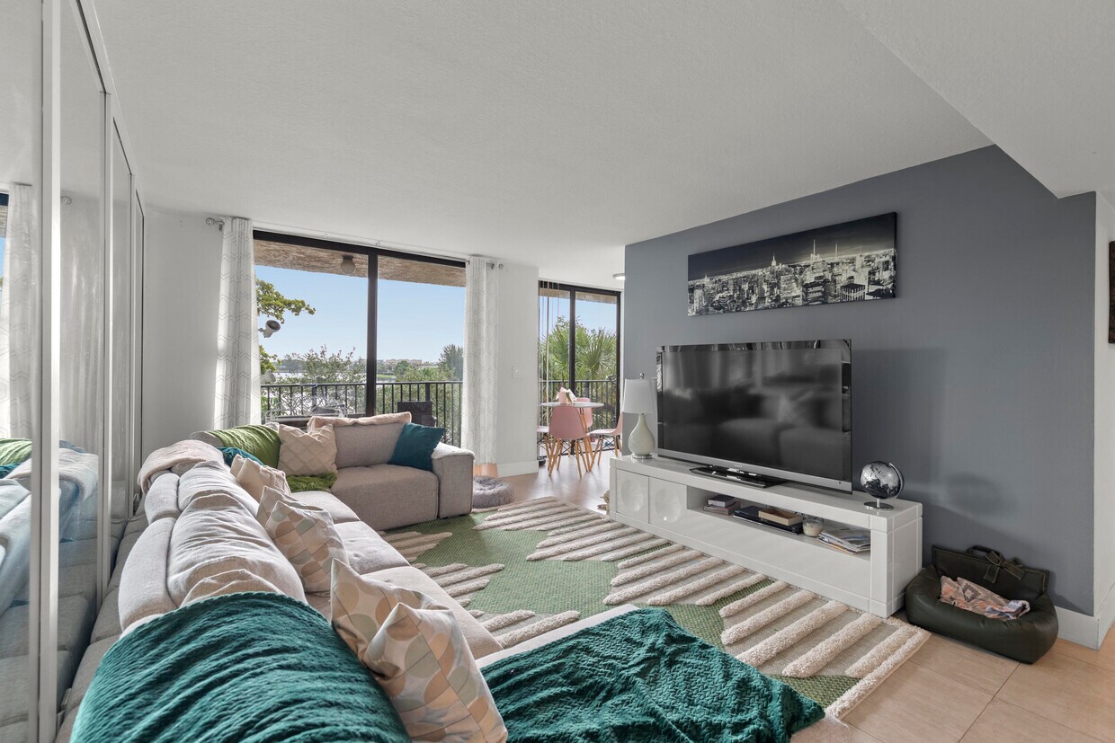 Foto principal - 3590 Blue Lake Dr