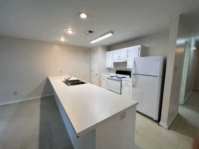 Building Photo - 3208 Sutton Dr