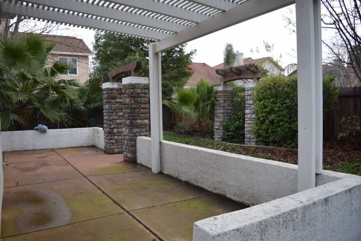 Building Photo - 4951 Crest Dr