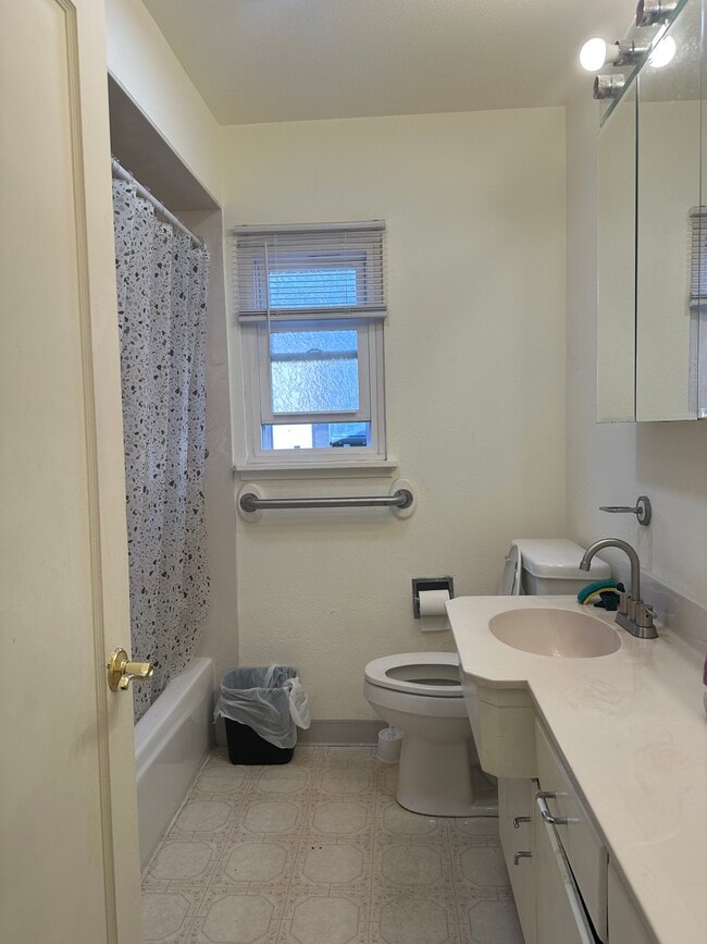 Building Photo - 407 Lloyd Ave